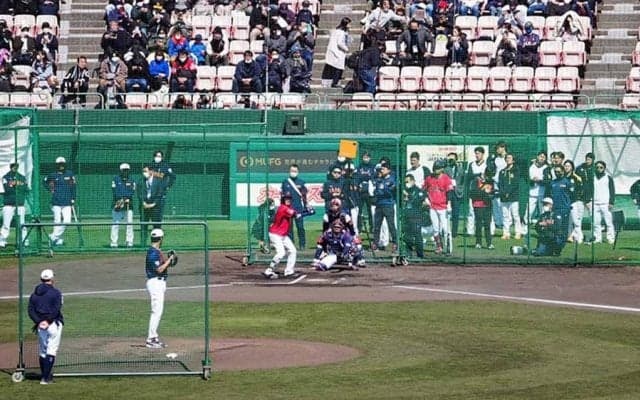 ダルビッシュ見たくてグラウンド“大混雑”　捕手の後方から…試合前の鷹ナインが集結