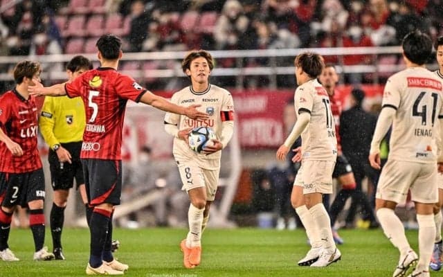 「2人ともかわいい」テレ朝・女子アナが人気モデルユーチューバーと「J観戦女子2ショット姿」公開！ ユニフォーム＆もつ煮込みで鹿島-川崎を満喫！