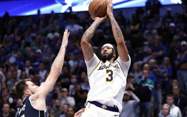 27点差を挽回したレイカーズ、決勝弾を沈めたデイビスはバンダービルトの働きを絶賛