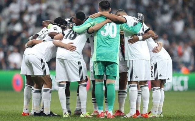 試合中に数千個のぬいぐるみが宙を舞う、ベシクタシュの観客がトルコ大地震で被災した子供たちにプレゼント