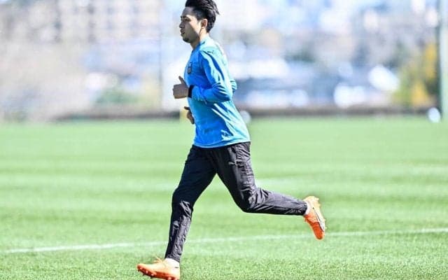 川崎・小林悠がボールを使った練習を開始！ 大宮との練習試合の横でキックの感触確かめる…前日にはレアンドロ・ダミアンが来日