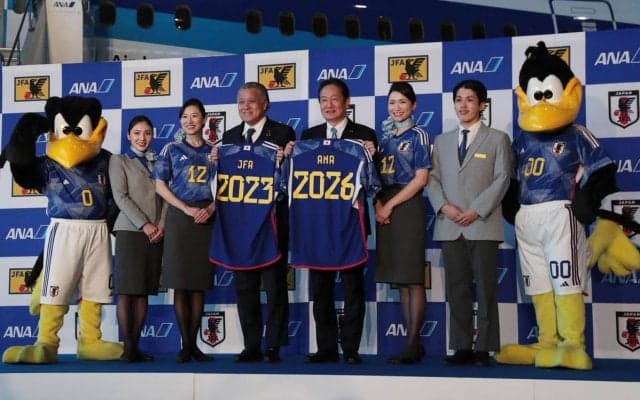 JFAがANAと「JFA メジャーパートナー」契約締結で合意、機体の格納庫で調印式実施「ANAの翼に夢を乗せて、世界に羽ばたきたい」