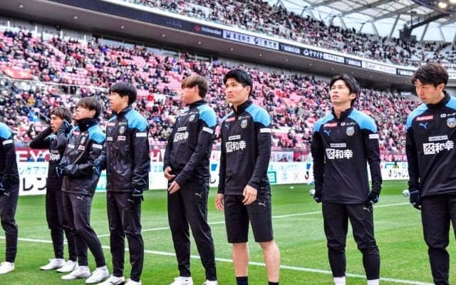 川崎・松長根悠仁は鹿島戦の、“入場時のブーイング”でプロを実感。出場できないと決まった瞬間には、「やることはやろう」とベンチで戦い抜くことを決意