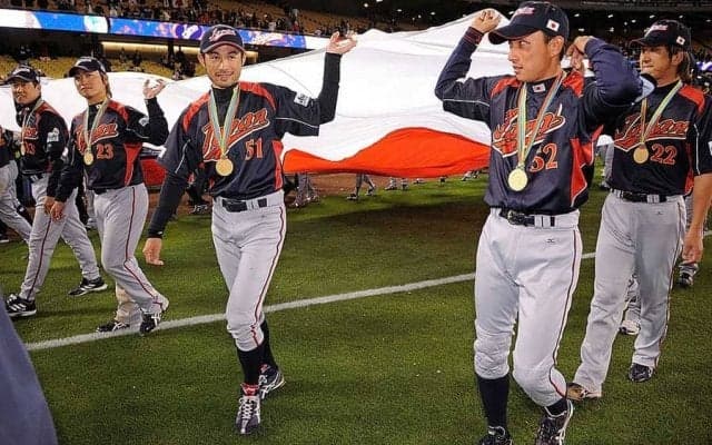 イチローはベンチを「1回も見なかった」　歓喜の中心にいるべき“日本の象徴”の苦悩