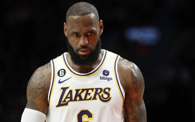 球宴後に2戦負けなしと挽回中のレイカーズに暗雲…レブロンが数週間の離脱か
