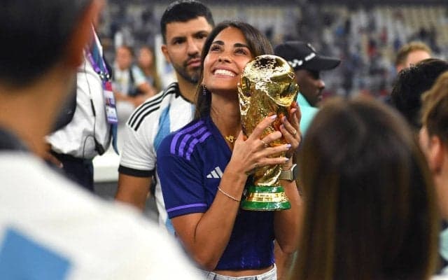 「美しさが別次元」「本物の女王だ」メッシと共に授賞式に参加した妻アントネラさんの姿が大きな話題に「なんて美しいんだ！」