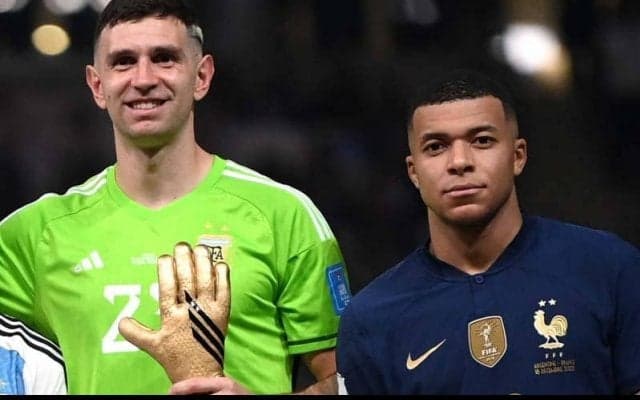 「感動していないのは明らか」W杯で因縁のあったアルゼンチン代表GKマルティネスのスピーチを聞くムバッペの仏頂面に英紙注目「石のような顔」