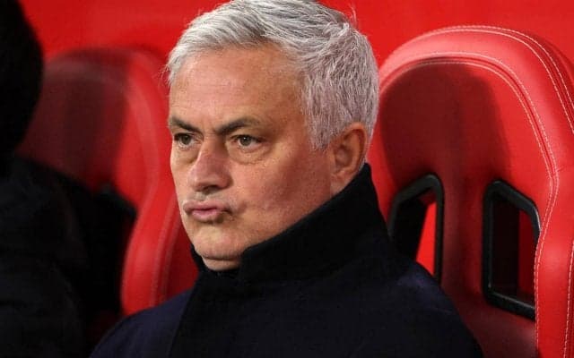 モウリーニョ監督、第4審判への激論で今季3度目の退席処分に「私は感情的だが頭がおかしいわけではない」