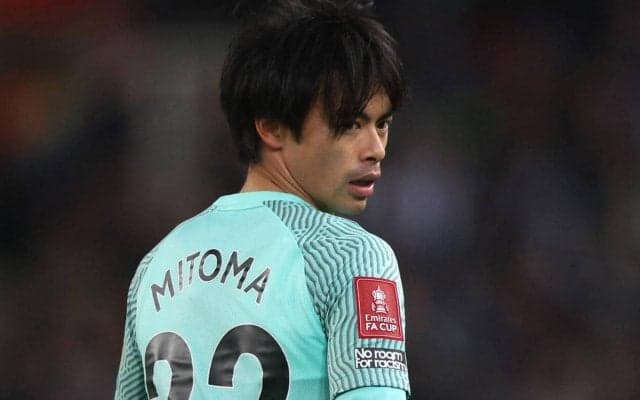 「ミトマは背中でパスを操れる！」ブライトン公式が三笘の“背中トラップ”を絶賛！ファンからは漫画のキャラクターに例える声