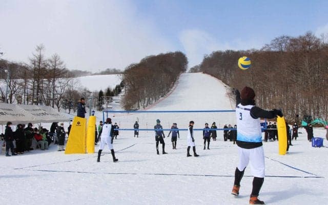 YouTuberのビークイックらが雪上で熱戦　スノーバレーボールエキシビションマッチ in ZAO