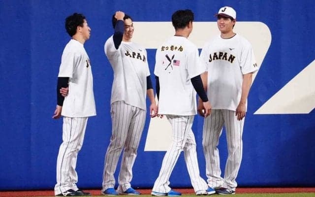 大谷翔平、元同僚との再会で“大爆笑”　グラウンド登場で大注目…佐々木朗希と会話も
