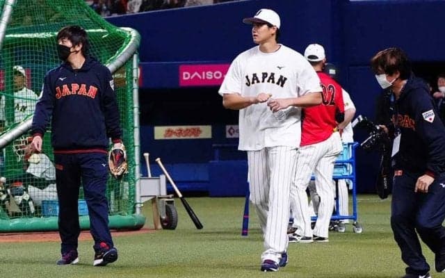 大谷翔平、グラウンド登場で大歓声　選手とじゃれる茶目っけ…ファン一斉スマホ撮影