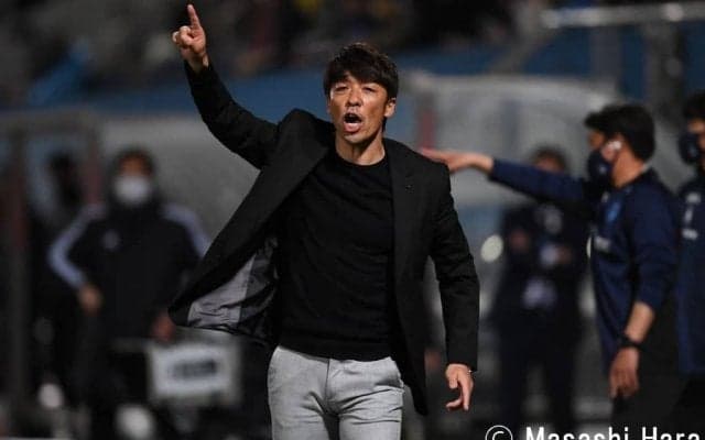 「メロン肩」「大胸筋でレゾナックドームを表現」J2大分監督の「51歳と思えない筋肉」に「合成かと思った」「バッキバキすぎ」と驚愕が広がる