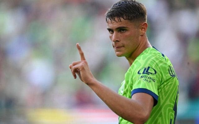 ヴォルフスブルクが期待のCBファン・デ・フェンと2027年まで契約延長、今季はブンデスでフルタイム出場中