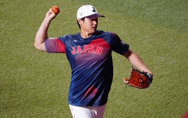 大谷翔平、キャッチボールもいきなり暴投　場内大注目…ダルもそばで熱視線