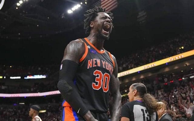 痛恨のターンオーバーから窮地に立たされたニックス…ランドルが執念の逆転3Pをヒット