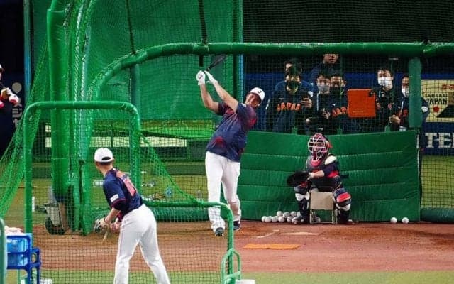 大谷翔平の超特大弾に侍ナインも口ポカン　ヌートバーは呆れ顔…全員で打球見上げる