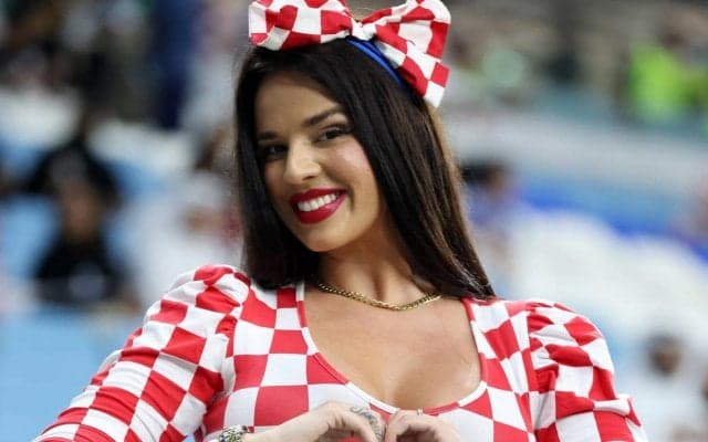 「何を着たら良いの？」W杯で話題となったセクシー美女サポーター、パリでドレスが全て盗難「泥棒がいつも歓迎してくれる」