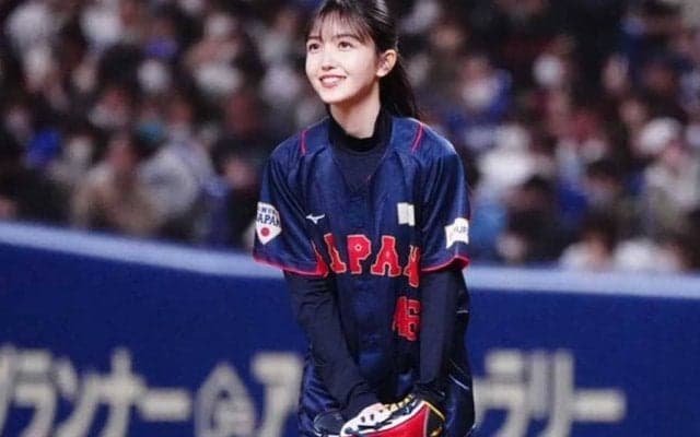 笑顔振りまき“完璧始球式”「可愛さがもはや2次元」　侍コーデが「天使すぎる」