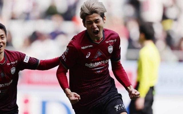 「心温まる光景」「男前&優しい」好調の大迫勇也が粋な計らい、練習でボールを当てた女の子にプレゼント「人間性も半端ない！」