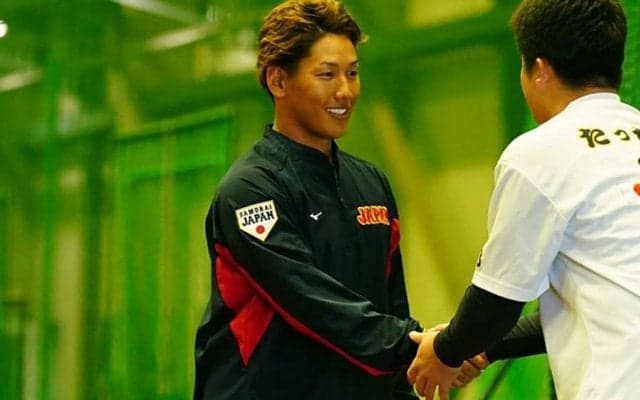 吉田正尚、メジャー組“最後の合流”　大谷翔平とガッチリ握手、岡本和真と談笑