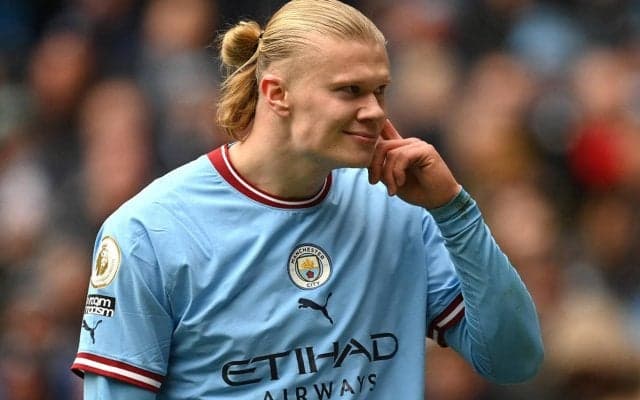 「不敵な笑み」194cmハーランドが198cmバーンと一触即発！乱闘寸前の事態に「どちらが勝つでしょうか？」