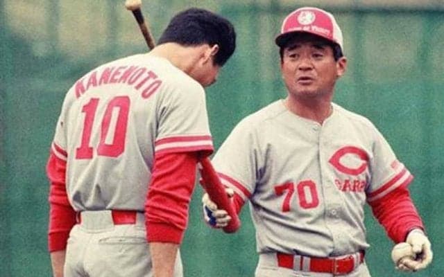 トイレで密かに朝食…周囲にバレたら絶望　辞任を許されぬコーチの壮絶な日々