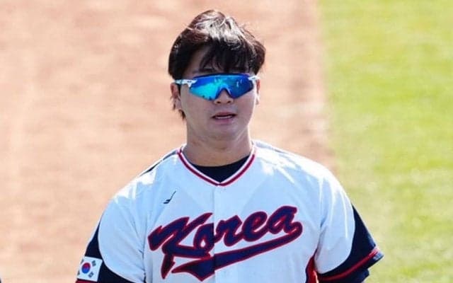 韓国代表にアクシデント　守護神候補コ・ウソクが負傷降板、肩付近を気にする仕草