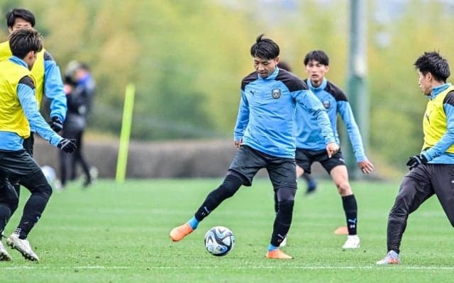 復帰目指す川崎FW小林悠がシュート練習に参加！ 新潟戦後の練習完全合流に意欲を示し、「リハビリをプラスに」と筋トレで体重増加も…支えになった妻の手料理も語る