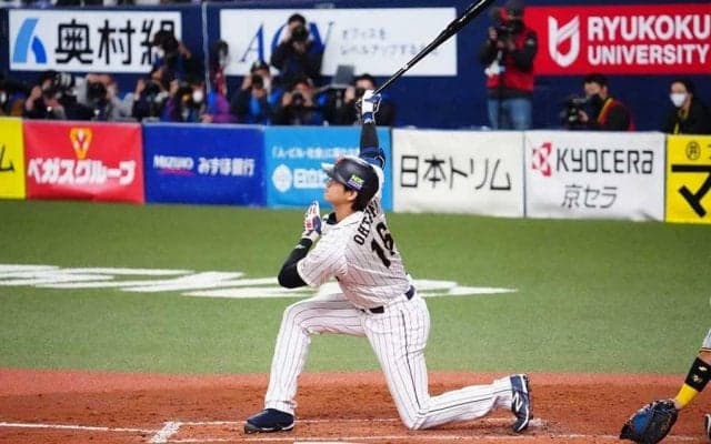 大谷翔平、侍1号は驚愕の“膝付き”3ラン　1974日ぶり凱旋試合での一撃にスタンドどよめき