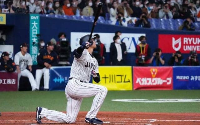 大谷翔平はなぜ規格外のHRを打てるのか？　評論家が見る“膝付き弾”に詰まった極意