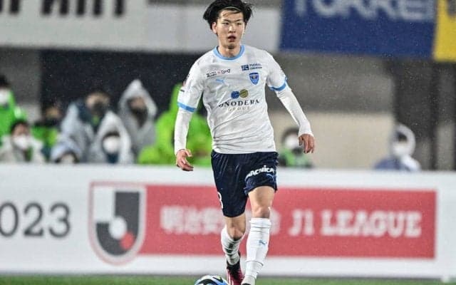 「うま!!!」「美しい」横浜FC中村のSBなのに中央で「180度ターン」映像に興奮の声！ 相手選手も膝から崩れ落ちる美技に、「改めて見て、やっぱりすごい」と反響