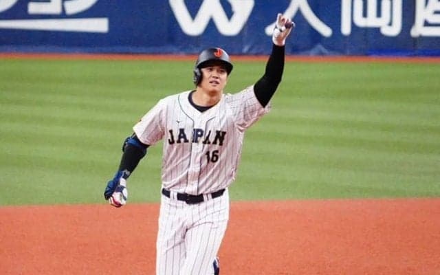 大谷翔平の衝撃弾を生目撃…米記者が狂喜乱舞　膝つき弾は“大打者”に「似ている」