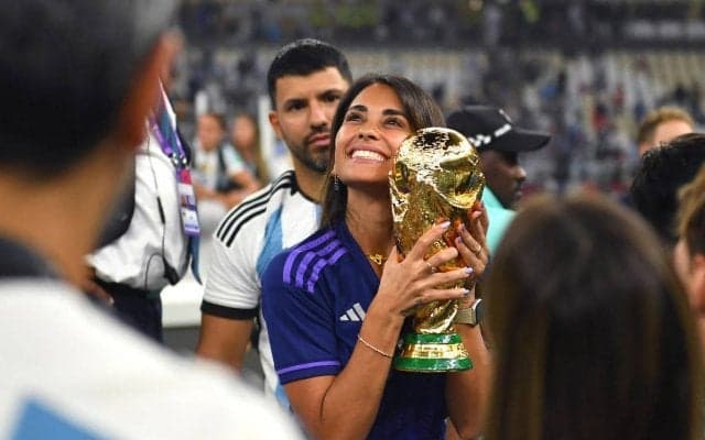 「やっぱり美しい」「もはや芸術品」メッシ妻・アントネラさんがエッフェル塔をバックに見せた笑顔が反響「最高だ」