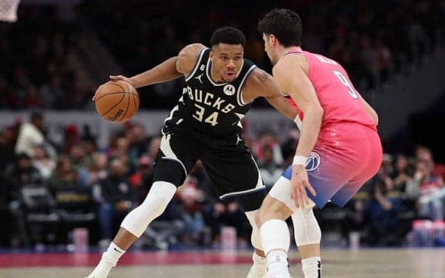 アデトクンボが“疑惑のリバウンド”で達成したトリプルダブルをリーグが取り消し