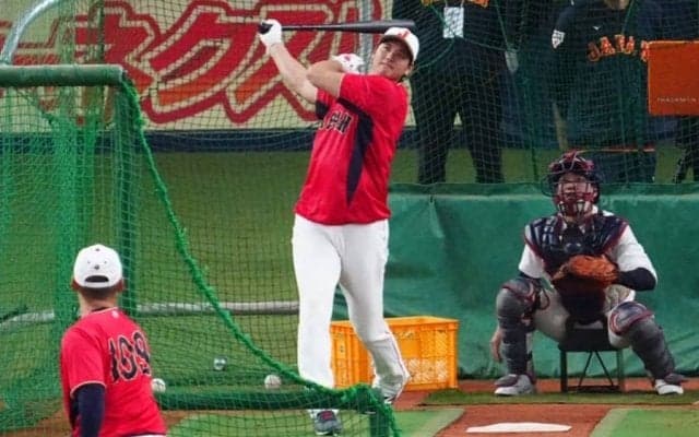大谷翔平、衝撃のバックスクリーン5階席弾　場内ざわめき…オリ選手も座り込んで熱視線