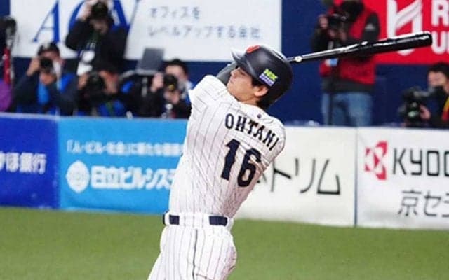 大谷翔平、痛烈中前打で2戦連続安打　“ペッパーパフォ”も披露、吉田の先制打を演出