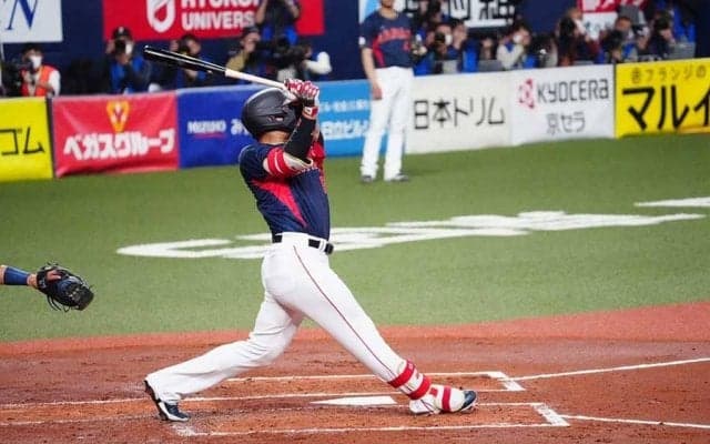 村上宗隆、待望の1号3ラン　左中間へ“確信弾”…大谷翔平と笑顔でハイタッチ
