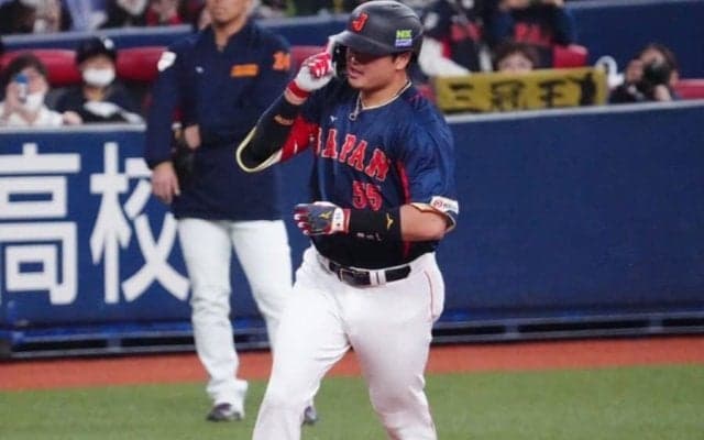 村上宗隆、待望の“今季1号”に「走り方忘れてた」　大谷とハイタッチで安堵の笑顔
