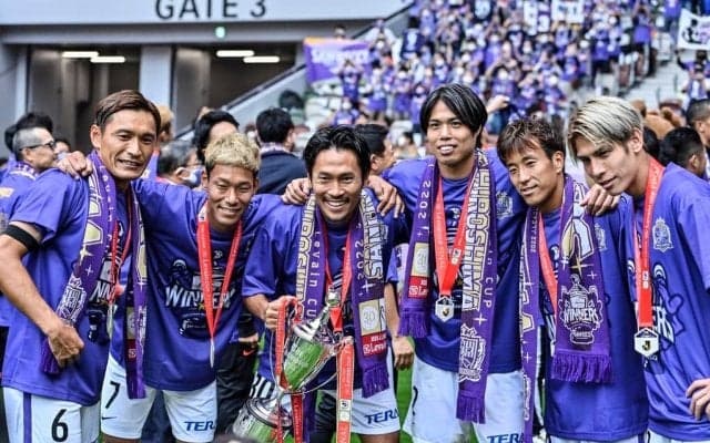 「やることが毎度おもろいな」J1広島の「推し活グッズ」が評判！ 特に話題なのは、地下街のポスターから生まれた限定2000枚のポストカード