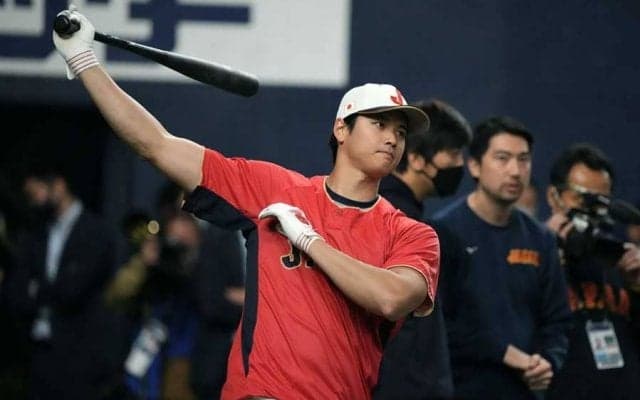 大谷翔平の打撃練習に“正座”で熱中　ベンチ前に整列し「神さまのように見てる」