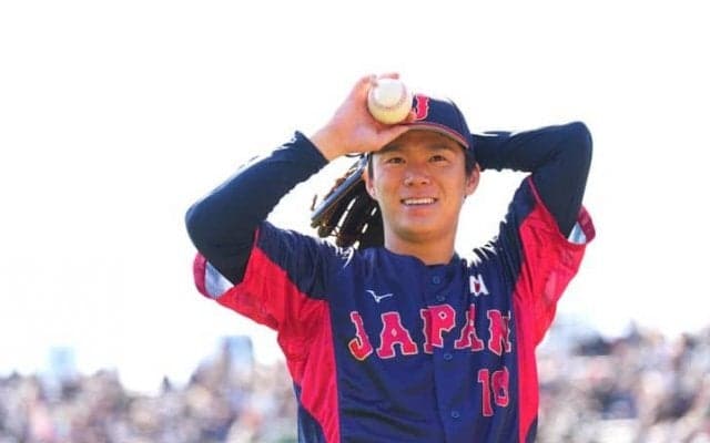 山本由伸の知られざる少年時代。背番号4の小柄な「どこにでもいる、普通の野球少年」が、球界のエースになるまで