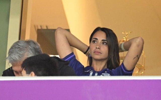 「上品で美しい」「俺たちの女王」ブラックコーデのメッシ妻・アントネラさんにファンが称賛の言葉「なんて美しいんだ」