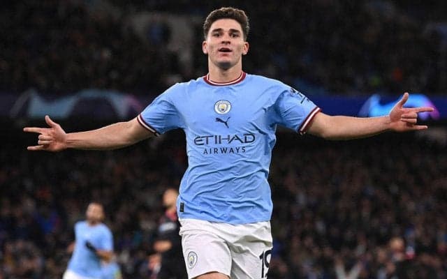 マンチェスター・シティFWアルバレスらの英語教師が“美しすぎる”と話題！「数人の選手の彼女が嫉妬に狂った」