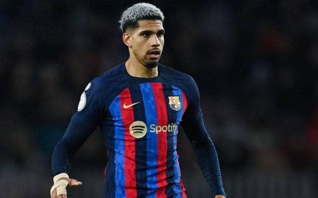 芝はボコボコ、インタビュアーはたった1人…バルセロナDFアラウホの故郷時代の姿が話題に「ここから這い上がってきた」