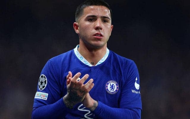 「今日一番良いシーン」ピッチ侵入も泣きながら選手のもとへ一直線…優しい対応でユニフォームプレゼント「心が動いた」