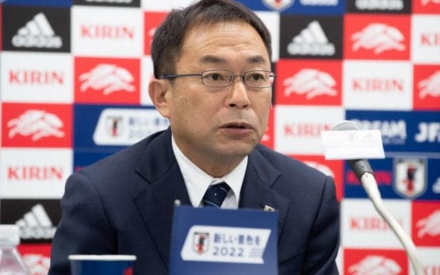 「王様ガウンみたいなのは何!?」反町技術委員長の服装にファン驚き！U-20日本代表の集合写真で一番目立つ