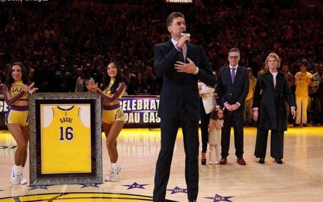 レイカーズ史上12人目の永久欠番となったガソル「この球団でプレーできて光栄でした」