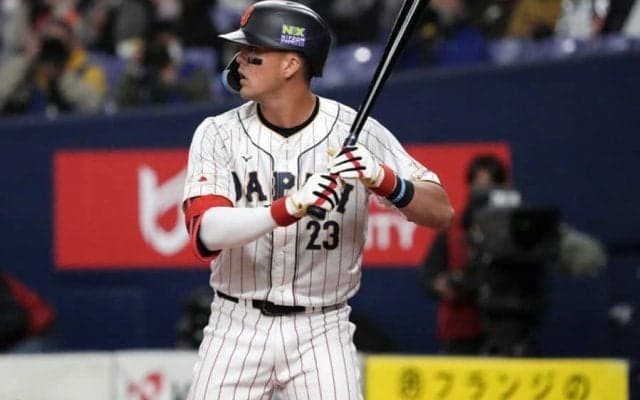 ヌートバー、待望の“WBC初安打”　初球を中前へ…両親の前でペッパーパフォ披露