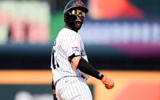 「クリロナ!?」WBCオランダ代表の“ホームランパフォーマンス”にサッカーファン驚き！「競技も国も違うのにすごい」